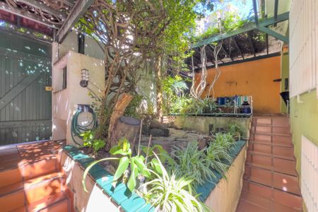 Casa para alugar com 190m², 2 quartos e 1 vaga Casa para alugar com 190m², 2 quartos e 1 vagaEntrada e garagem