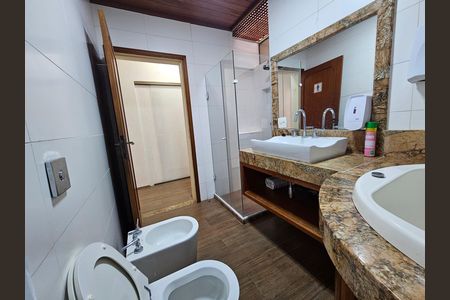Casa para alugar com 900m², 5 quartos e 5 vagasBanheiro