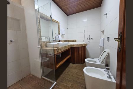 Casa para alugar com 900m², 5 quartos e 5 vagasBanheiro