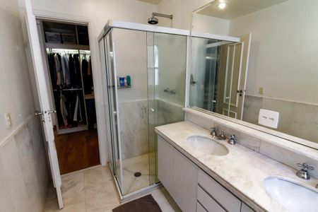 Casa de condomínio à venda com 440m², 3 quartos e 6 vagasBanheiro da Suíte 1