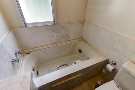 Casa de condomínio à venda com 440m², 3 quartos e 6 vagasBanheiro da Suíte 1 - Banheira