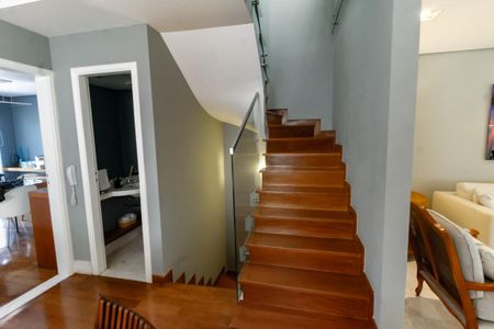 Casa de condomínio à venda com 440m², 3 quartos e 6 vagasEscada acesso quartos