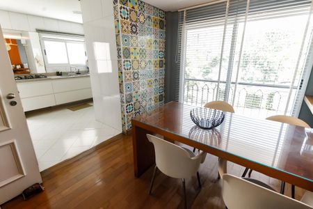 Casa de condomínio à venda com 440m², 3 quartos e 6 vagasCopa