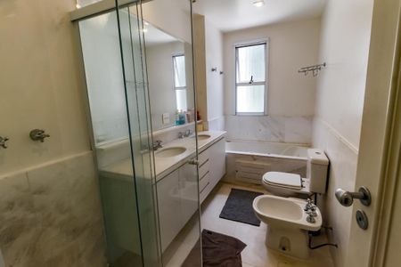 Casa de condomínio à venda com 440m², 3 quartos e 6 vagasBanheiro da Suíte 1