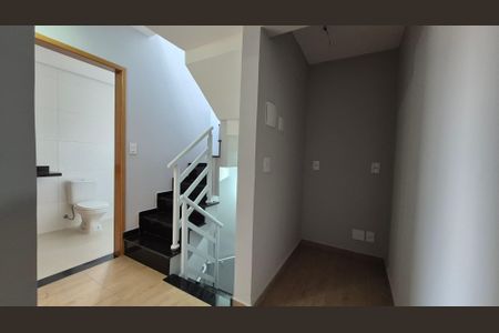 Casa à venda com 85m², 2 quartos e 2 vagasCorredor