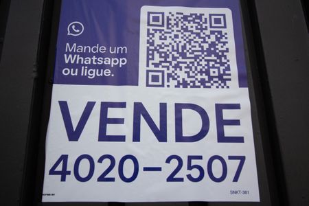 Casa à venda com 408m², 2 quartos e 8 vagasFachada - plaquinha instalada