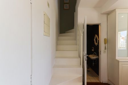 Apartamento à venda com 47m², 1 quarto e 1 vaga Apartamento à venda com 47m², 1 quarto e 1 vagaEscada