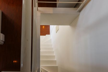 Apartamento à venda com 47m², 1 quarto e 1 vaga Apartamento à venda com 47m², 1 quarto e 1 vagaEscada