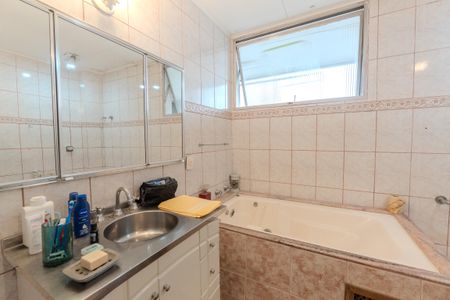 Apartamento à venda com 139m², 2 quartos e 2 vagas Apartamento à venda com 139m², 2 quartos e 2 vagasBanheiro da Suíte 1