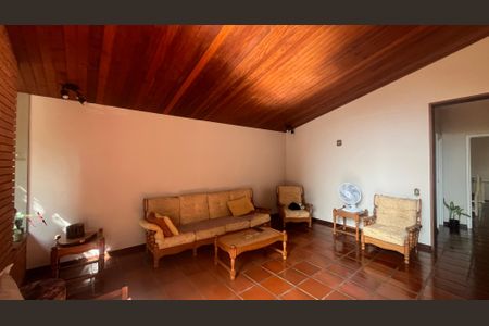 Casa à venda com 242m², 3 quartos e 2 vagas