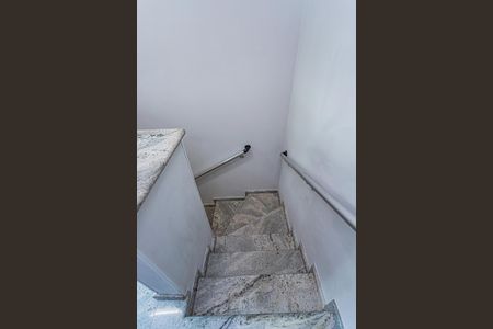 Casa para alugar com 450m², 4 quartos e 8 vagasEscada