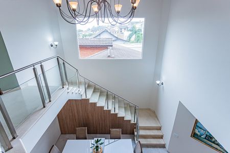 Casa para alugar com 450m², 4 quartos e 8 vagasEscada