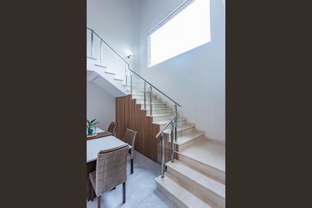 Casa para alugar com 450m², 4 quartos e 8 vagasEscada