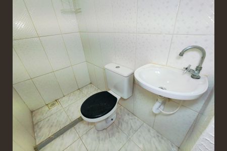 Banheiro de kitnet/studio para alugar com 1 quarto, 30m² em Grajaú, Rio de Janeiro