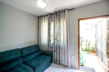 Sala de casa de condomínio para alugar com 3 quartos, 96m² em Guaiauna, São Paulo