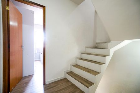 Casa de condomínio para alugar com 96m², 3 quartos e 1 vaga Casa de condomínio para alugar com 96m², 3 quartos e 1 vagaHall da escada