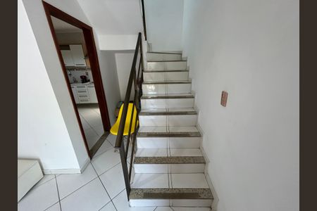 Casa para alugar com 100m², 2 quartos e 1 vagaEscada de acesso