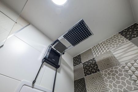 Banheiro de kitnet/studio para alugar com 1 quarto, 25m² em Cerqueira César, São Paulo