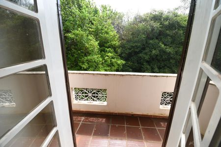 Casa à venda com 398m², 4 quartos e 8 vagasQuarto 2 - Sacada