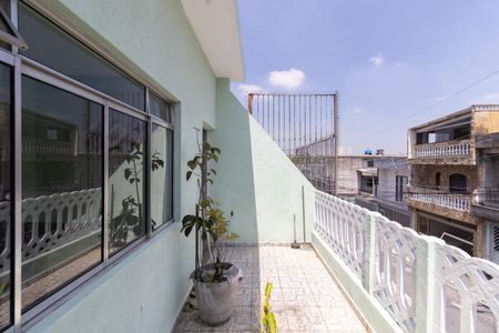 Casa à venda com 250m², 4 quartos e 2 vagas Casa à venda com 250m², 4 quartos e 2 vagasVaranda
