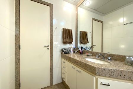 Apartamento à venda com 148m², 4 quartos e 3 vagasBanheiro da Suíte 1