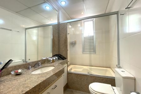 Apartamento à venda com 148m², 4 quartos e 3 vagasBanheiro da Suíte 1