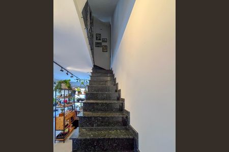 Casa à venda com 120m², 3 quartos e 4 vagasEscada
