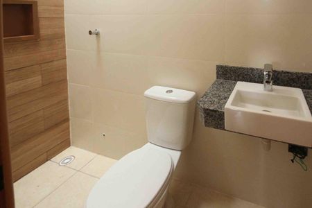 Casa à venda com 82m², 2 quartos e 2 vagasBanheiro da Suite