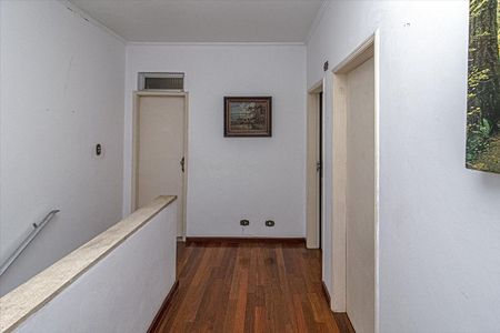Casa à venda com 180m², 4 quartos e 2 vagas Casa à venda com 180m², 4 quartos e 2 vagascorredor para os cômodos_2