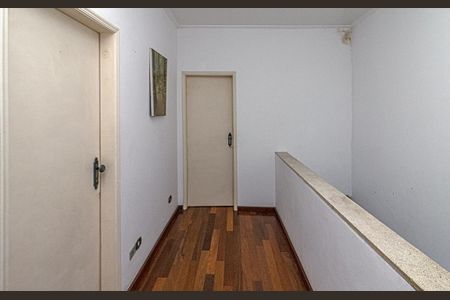corredor para os cômodos_1 de casa à venda com 4 quartos, 180m² em Cambuci, São Paulo