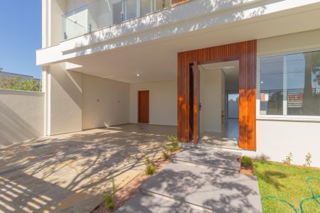 Casa à venda com 230m², 3 quartos e 2 vagas Casa à venda com 230m², 3 quartos e 2 vagasEntrada/Jardim