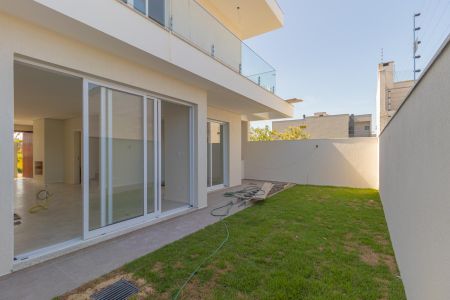 Casa à venda com 230m², 3 quartos e 2 vagas Casa à venda com 230m², 3 quartos e 2 vagasÁrea externa/Fundos