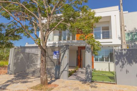 Casa à venda com 230m², 3 quartos e 2 vagas Casa à venda com 230m², 3 quartos e 2 vagasFachada