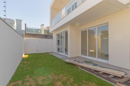 Casa à venda com 230m², 3 quartos e 2 vagas Casa à venda com 230m², 3 quartos e 2 vagasÁrea externa/Fundos