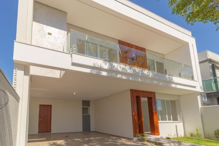 Casa à venda com 230m², 3 quartos e 2 vagas Casa à venda com 230m², 3 quartos e 2 vagasFachada