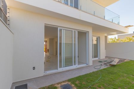 Casa à venda com 230m², 3 quartos e 2 vagas Casa à venda com 230m², 3 quartos e 2 vagasÁrea externa/Fundos