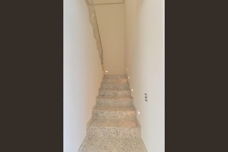 Casa à venda com 230m², 3 quartos e 2 vagas Casa à venda com 230m², 3 quartos e 2 vagasEscada