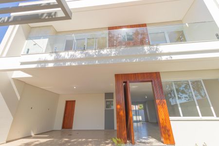 Casa à venda com 230m², 3 quartos e 2 vagas Casa à venda com 230m², 3 quartos e 2 vagasFachada