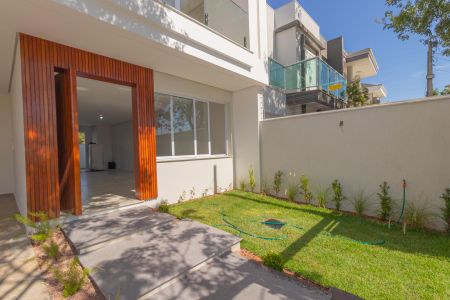 Casa à venda com 230m², 3 quartos e 2 vagas Casa à venda com 230m², 3 quartos e 2 vagasEntrada/Sala