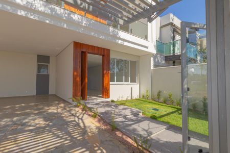 Casa à venda com 230m², 3 quartos e 2 vagas Casa à venda com 230m², 3 quartos e 2 vagasEntrada/Jardim