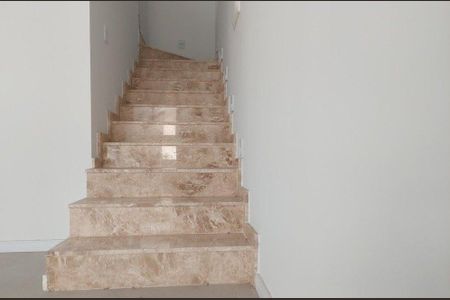 Casa de condomínio para alugar com 114m², 3 quartos e 2 vagasEscada