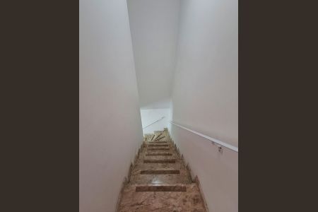 Casa à venda com 114m², 2 quartos e 3 vagasHall escadas