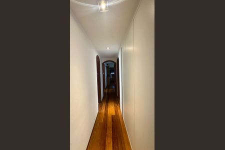 Apartamento à venda com 127m², 4 quartos e 2 vagasCorredor 