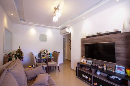 Sala de casa de condomínio para alugar com 2 quartos, 78m² em Maria Paula, São Gonçalo