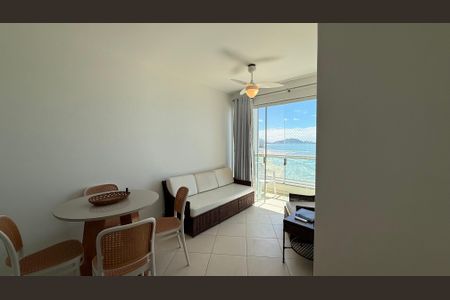 Sala de apartamento para alugar com 3 quartos, 70m² em Pitangueiras, Guarujá