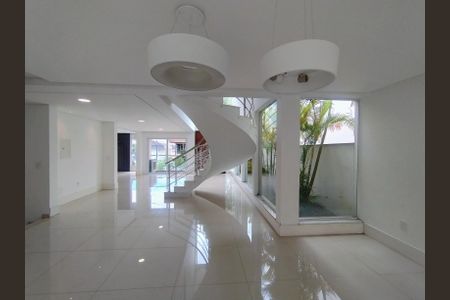 Casa de condomínio para alugar com 460m², 3 quartos e 6 vagasSala