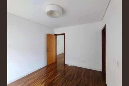 Casa de condomínio para alugar com 460m², 3 quartos e 6 vagasSuíte 4