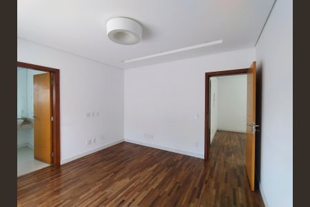 Casa de condomínio para alugar com 460m², 3 quartos e 6 vagasSuíte 3