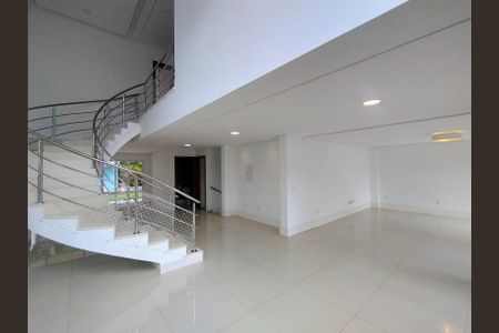 Casa de condomínio para alugar com 460m², 3 quartos e 6 vagasSala