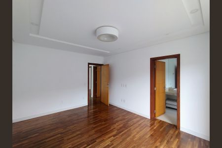 Casa de condomínio para alugar com 460m², 3 quartos e 6 vagasSuíte 2